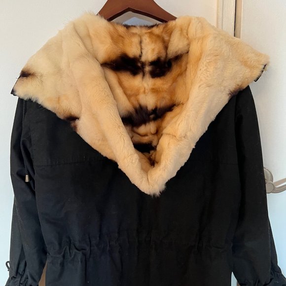Giuliana Teso black ladies jacket with white/beige fur collar